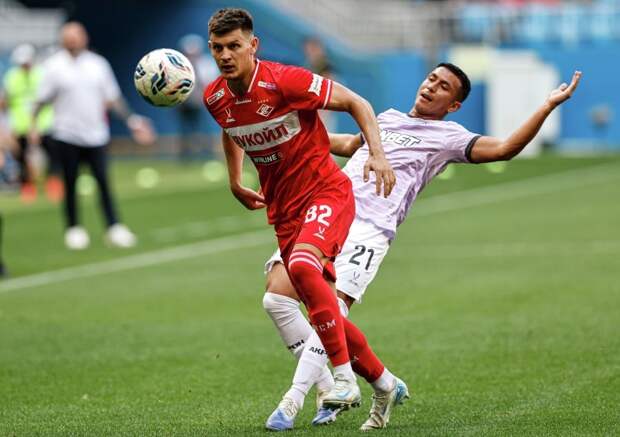 Даниил Хлусевич (Спартак) и Роберто Фернандес (Акрон) в матче 3-го тура российской Премьер-лиги в Самаре.