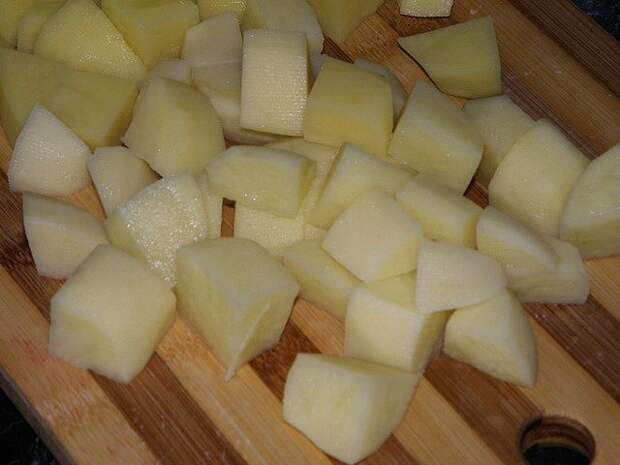 Картофель нарезать кубиками или соломкой. пошаговое фото этапа приготовления борща
