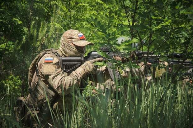 Вооруженные силы России продолжают наступление на различных участках фронта, сообщают военкоры.-2