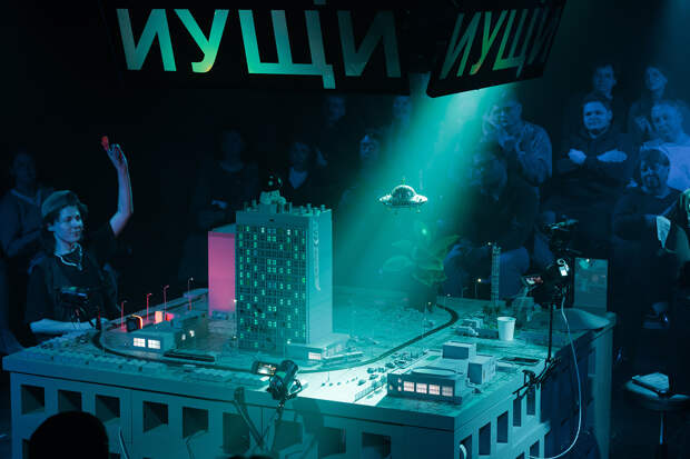 Сцена из спектакля «Вещи и ущи»