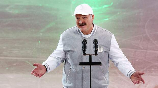 Лукашенко попал под силовой прием собственного партнера по команде в хоккейном матче