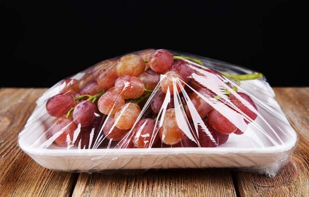 Виноград следует оборачивать пищевой пленкой, чтобы продлить срок хранения. / Фото: woman.forumdaily.com Виноград следует оборачивать пищевой пленкой, чтобы продлить срок хранения. / Фото: woman.forumdaily.com