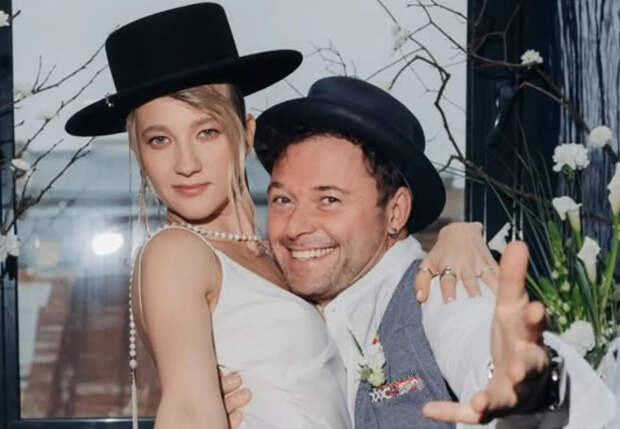 "Она про тело знает всё". 48-летний Илья Носков впервые рассказал о молодой жене