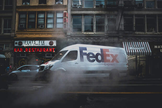 Неизвестный расстрелял людей в здании FedEx в США