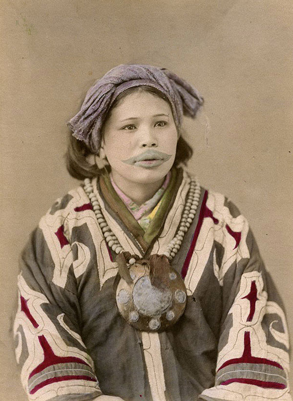 Улыбки женщин Айну