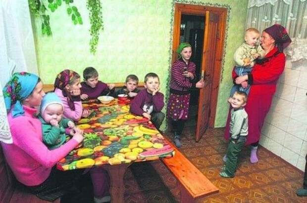 В декрете уже 30 лет. Украинка родила 19-го ребенка и показала свою семью