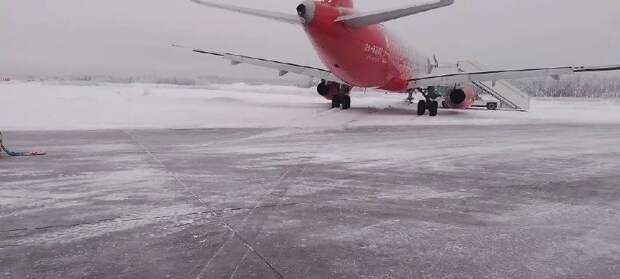 В Архангельске выясняют, как петербургский самолет выкатился за полосу