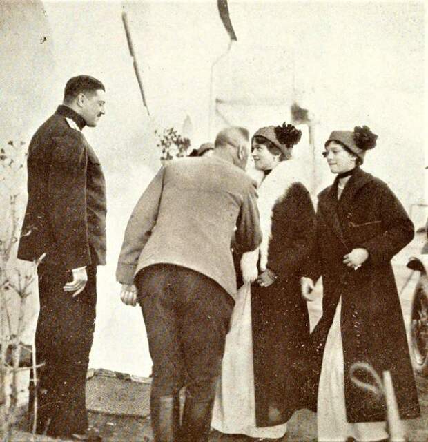 Николай Деменков (слева в профиль) встречает великих княжон Ольгу и Татьяну
