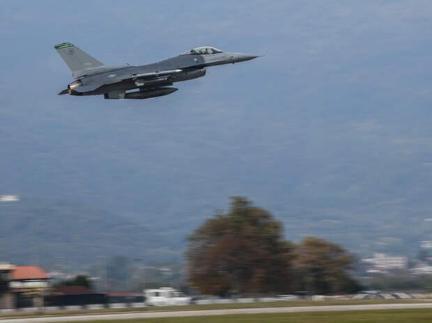 Генерал Попов назвал возможные цели ударов по нейтрализации F-16