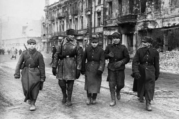Красноармейцы и солдаты Войска Польского в освобожденной Варшаве. Январь, 1945 год. Фото: варнер.су