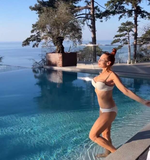 Эвелина Блёданс продемонстрировала фигуру в бикини: фото