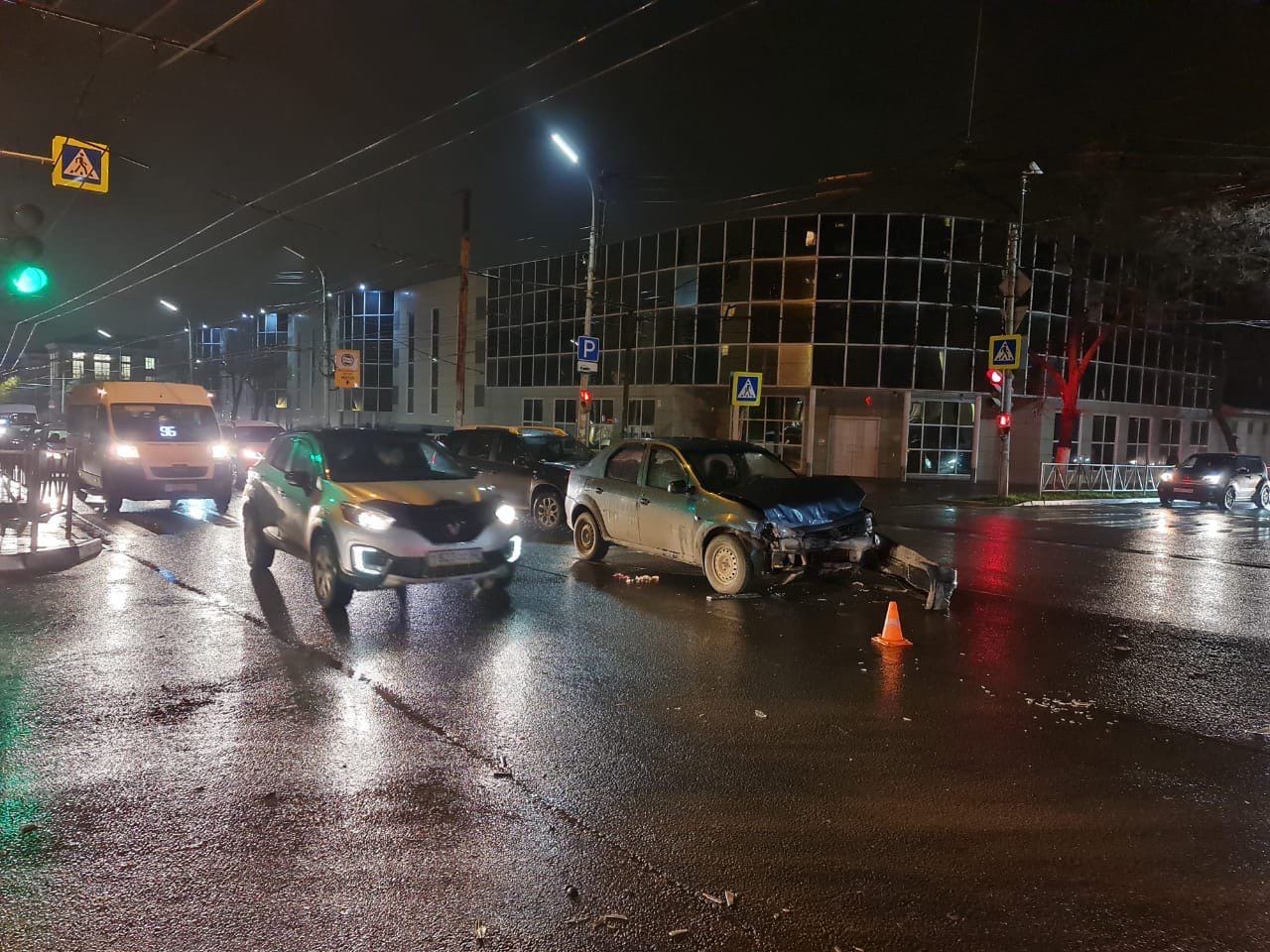 В Рязани во второй половине дня 2 ноября произошла авария с участием автомобиля скорой помощи и Renault Logan на пересечении улиц Братиславская и Гагарина. В результате пациент реанимобиля погиб, фельдшер и трое пассажиров иномарки пострадали. Об этом сообщили в оперштабе Рязанской области.