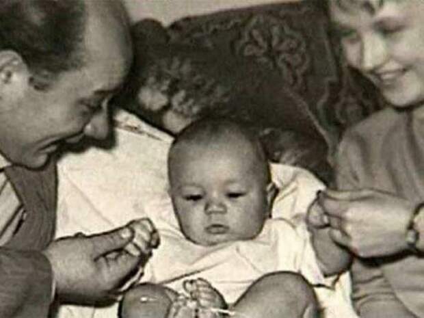 Андрей Леонов с родителями