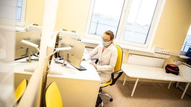 Почти 280 медиков трудоустроились по программе «Приведи друга» в Подмосковье