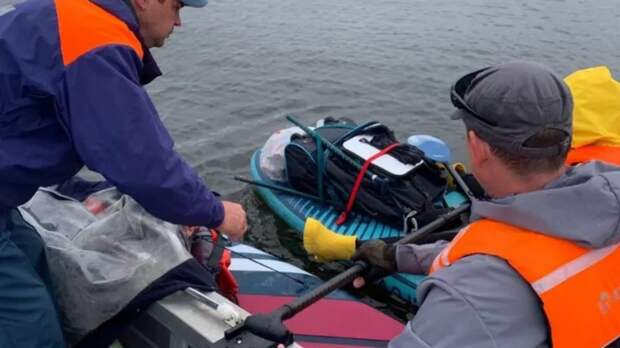 Под Саратовом спасли пару, застрявшую на сапе посреди озера