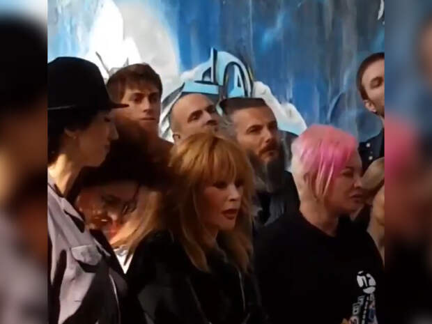 Картинки по запросу Алла Пугачева в образе рок - звезды снялась в клипе Алишера "СКАЖИ МНЕ, АЛЛА!"