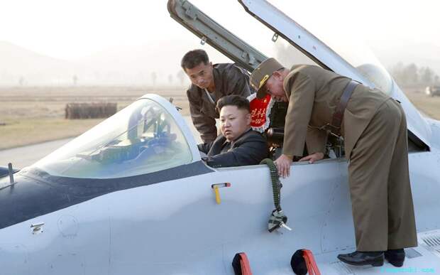 Лидер Северной Кореи Ким Чен Ын посетил авиационную базу для лётчиков Корейской народной армии (КНА) и Военно-воздушных сил КНДР.
