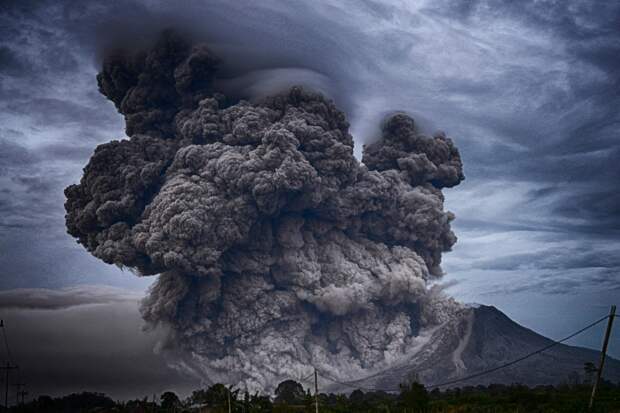 Вулкан Канлаон на Филиппинах выбросил в небо столб пепла высотой пять километров