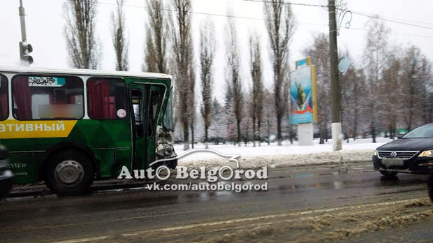 Микроавтобус врезался в маршрутку на улице Королёва в Белгороде