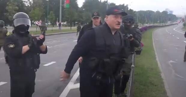 Фото "Это что, нормально?" Лукашенко оправдался за появление с автоматом
