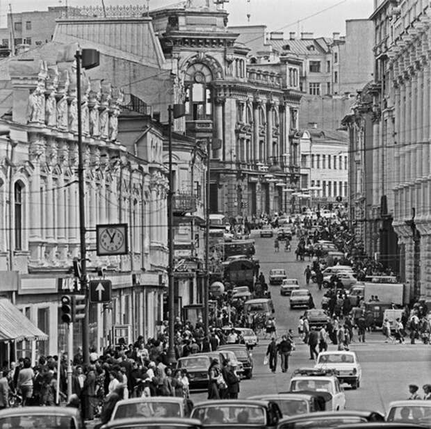 На снимке: Москва. Улица Кузнецкий мост, 1979 год Фото Виктор Великжанин и Виталий Созинов /Фотохроника ТАСС