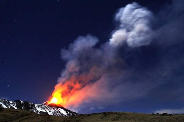 16 ноября 2013 года. Извержение вулкана Этна в Сицилии. Фото: REUTERS/Antonio Parrinello