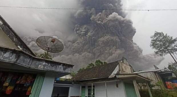 На тропическом острове Ява снова «заработал» вулкан Семеру