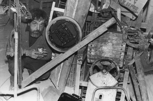 Вадим Сидур у работы «Современное распятие», 1972 год