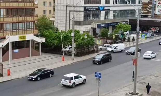 Важные гости: кортеж тонированных машин с мигалками ездит по Краснодару