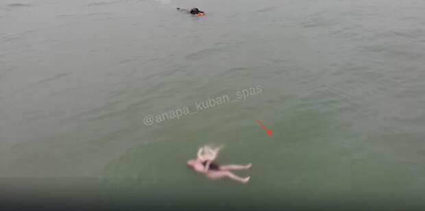 На Кубани женщина пошла купаться с ребенком в шторм: подросток погиб