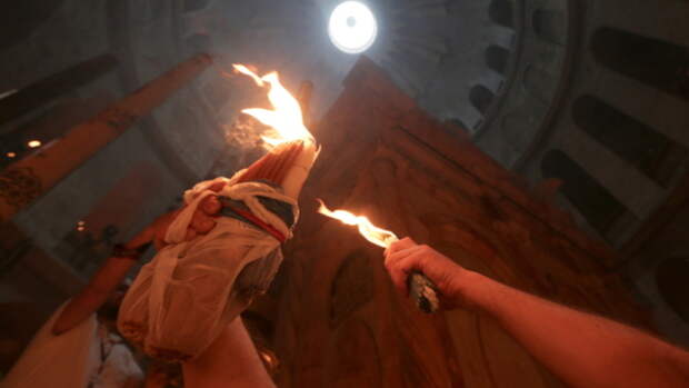 Что такое Благодатный огонь и как он попадает в Россию?