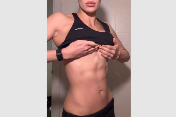 Возлюбленная Тимати показала живот спустя полгода после родов