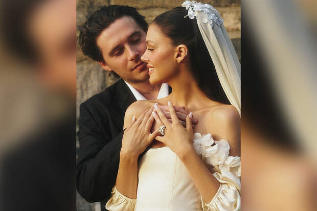 Сын дизайнера Бекхэм Бруклин планировал с женой Николой усыновить ребенка