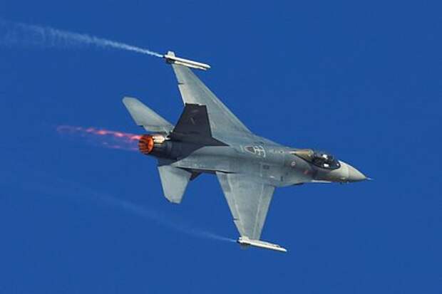 Американский F‑16 аварийно сел на базе в Саудовской Аравии