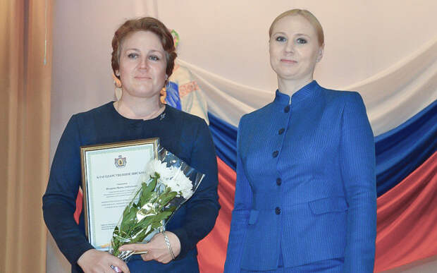 Первый зампред Рослякова наградила сотрудников муниципальных служб Старожиловского района