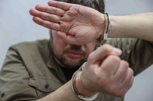 Кузбассовец с кухонными ножами напал на дверь соседки