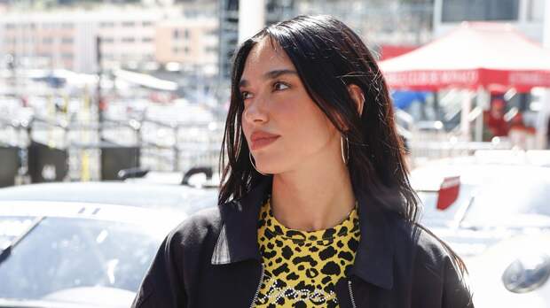 Певица Дуа Липа вышла на публику в джинсовых шортах и гусарском жакете