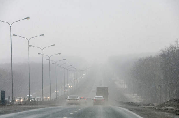 Дороги в Свердловской области завалило снегом