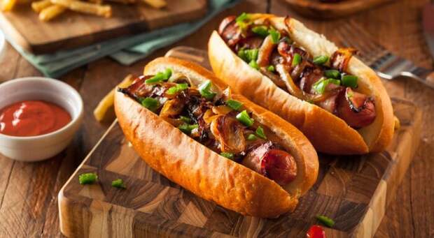 Хот-доги с карамелизированным луком. \ Фото: buitenlevengevoel.nl. Хот-доги с карамелизированным луком. \ Фото: buitenlevengevoel.nl.