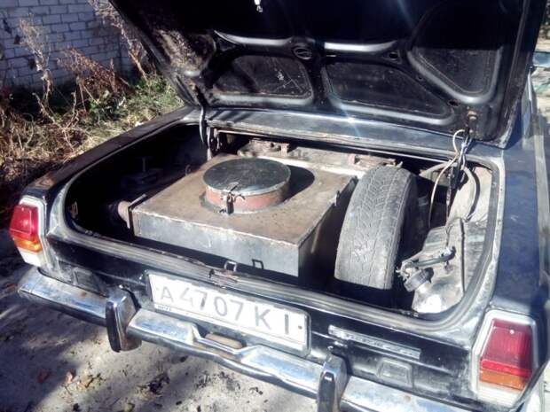 Генератор газа, полностью скрытый в багажнике «Волги». | Фото: drive2.ru.