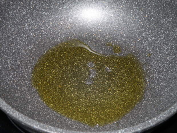 Масло прокалить в сковороде. пошаговое фото этапа приготовления жареных шампиньонов в сметане