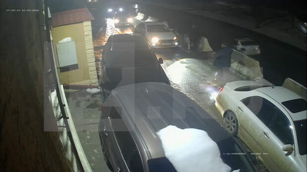 Кадры падения такси с женщиной и ребенком в канал в Махачкале