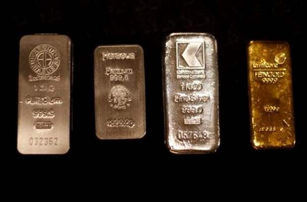Слитки палладия, платины, серебра и золота (слева-направо) в сейфе золотого дома ProAurum в Мюнхене, Германия, 6 марта 2014 года. REUTERS/Michael Dalder