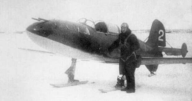 Г. Я. Бахчиванджи перед вылетом на ракетном самолете БИ-1, фото сделано 10 января 1943 г. В принципе, успешные испытания этого двигателя завершились уже в 1942-м