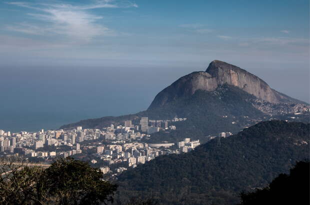 Сотни туристов застряли на горе в Бразилии из-за перестрелки между полицейскими и мафией