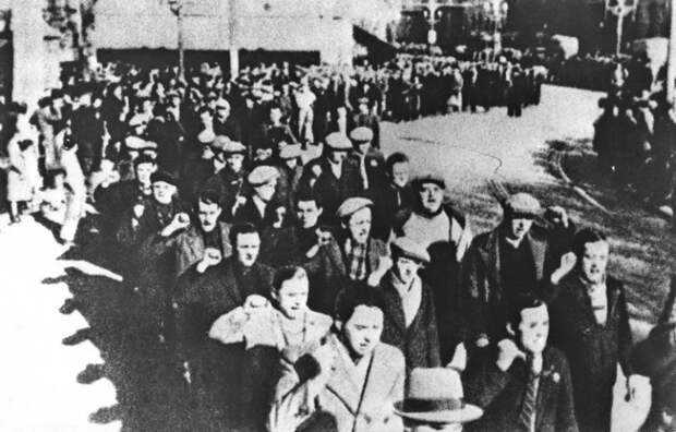 На фото: колонны добровольцев, прибывших из разных стран для вступления в интернациональные бригады сторонников Народного фронта, воевавших против главы военных мятежнников Франсиско Франко во время гражданской войны в стране.