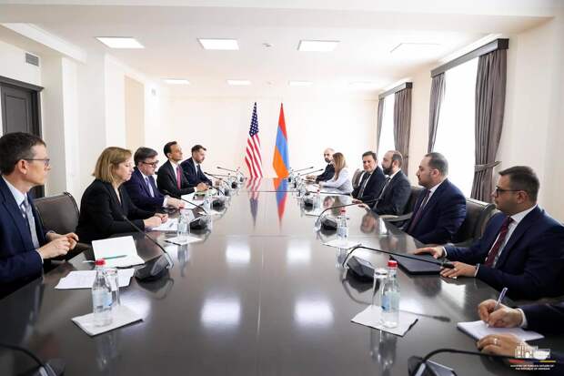 В Армении запахло сменой власти: Американская делегация прилетела не зря?
