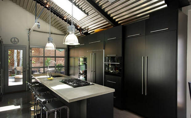 Интерьер кухни в чёрном цвете от Renovation Design Group