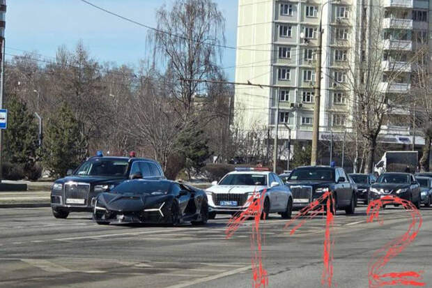 Видео: кортеж из Lamborghini Revuelto и Aurus со спецномерами проехал по Москве