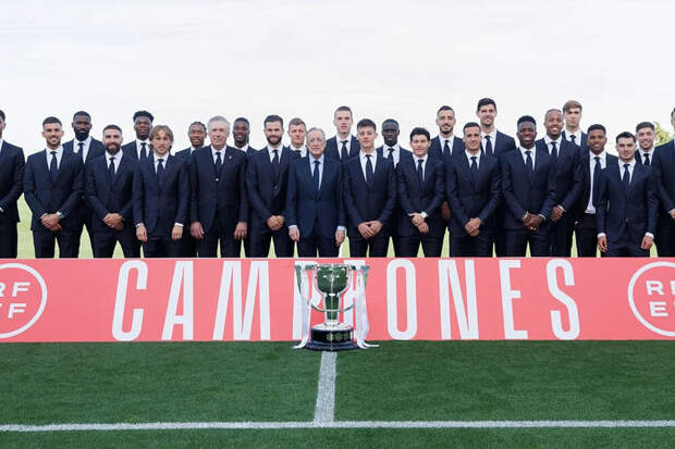 Мадридскому "Реалу" вручили чемпионский кубок на базе клуба
